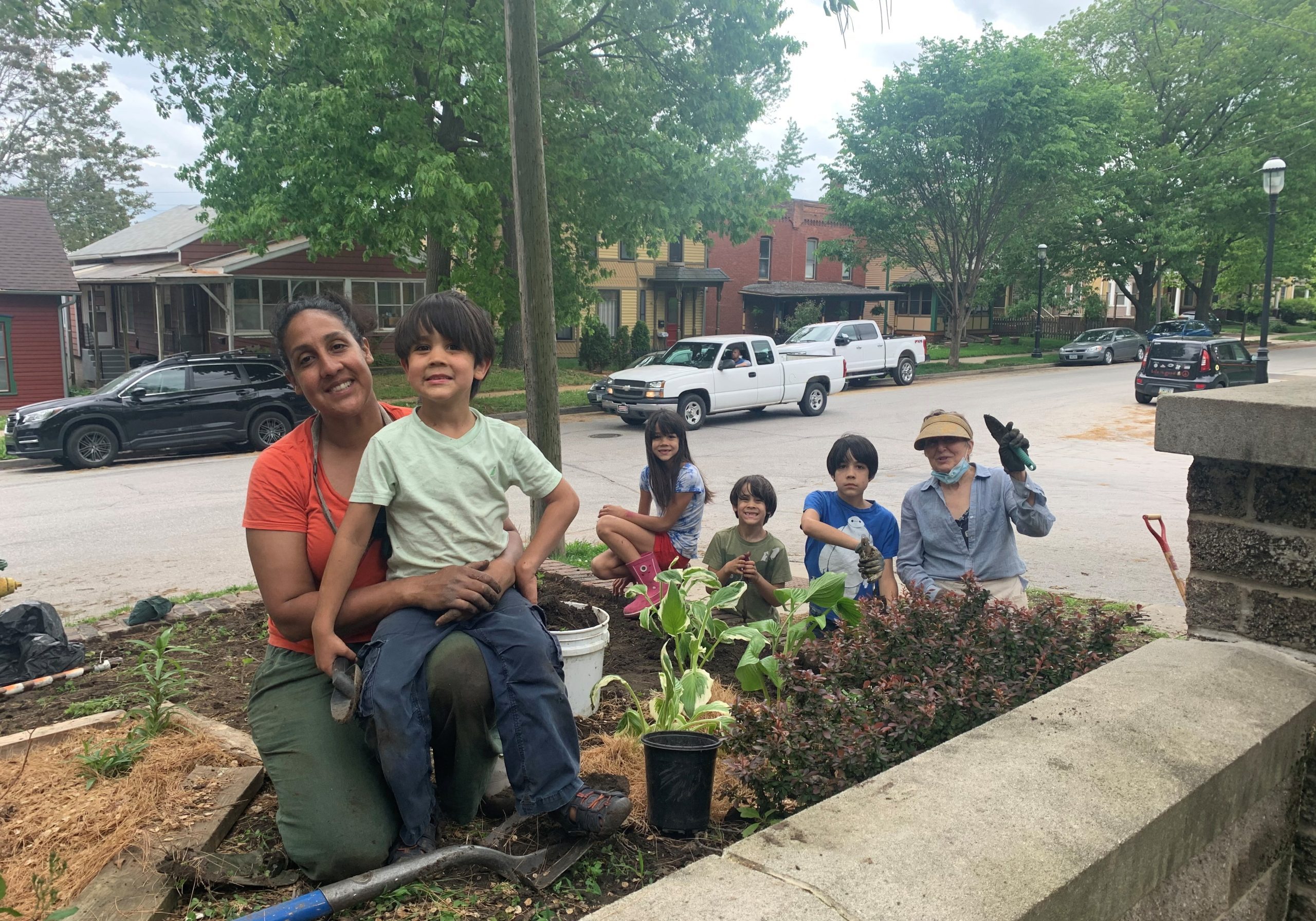 6-Volunteers planting